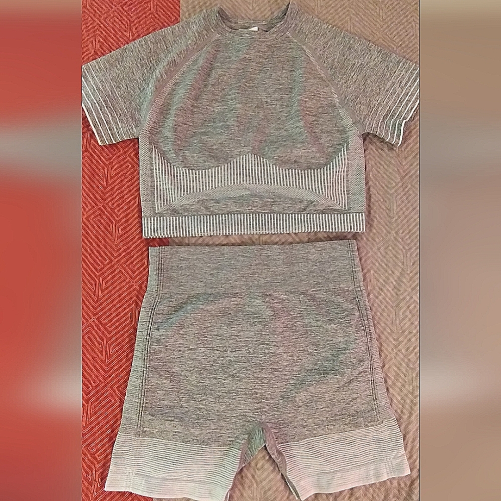 Seamless yoga short and cropped top set